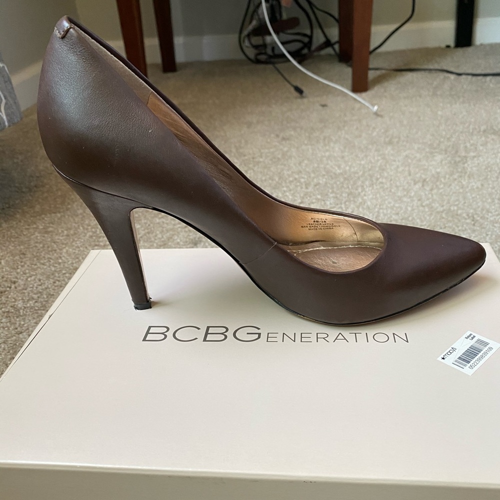BCBG brown leather pump